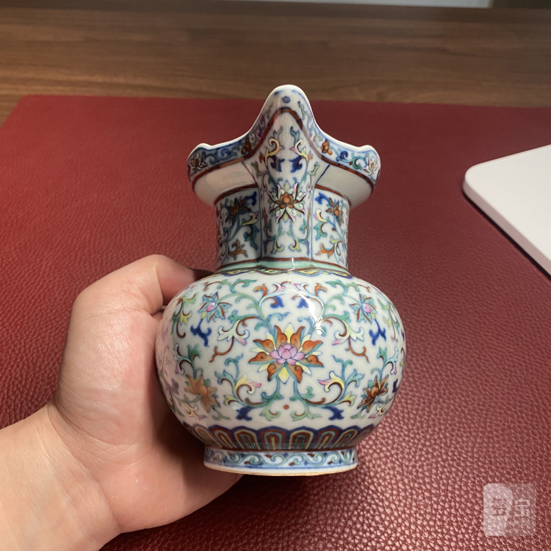 清乾隆 斗彩加洋彩缠枝莲纹小僧帽壶 - 图14